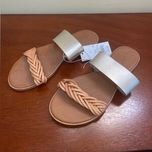 NWT Universal Threads gold sandal size 6